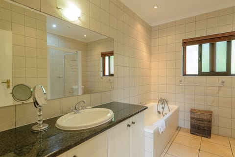Premium House, 5 Bedrooms | Bathroom | Towels
