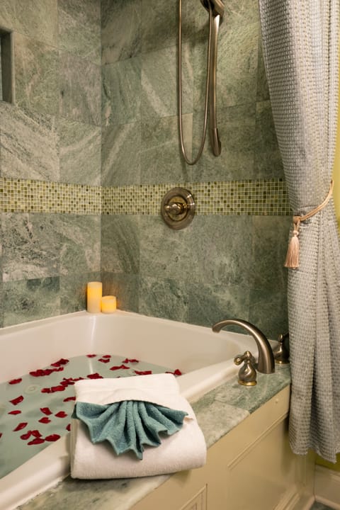 Honeymoon Suite, 1 King Bed, Balcony | Bathroom | Designer toiletries, hair dryer, bathrobes, towels