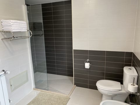 Junior Suite | Bathroom | Eco-friendly toiletries, hair dryer, bathrobes, towels