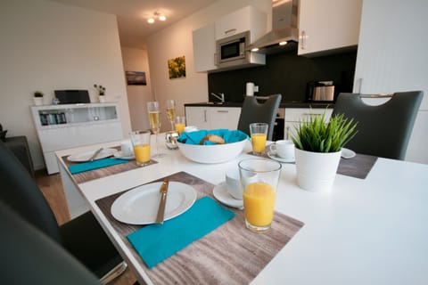 Apartment (incl 90€ cleaning and 12€ service fee) | In-room dining