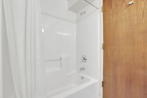 Combined shower/tub, free toiletries, hair dryer, towels