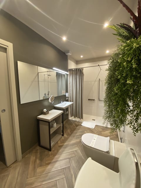 Deluxe Double Room, 1 Double Bed | Bathroom | Deep soaking tub, free toiletries, hair dryer, bidet