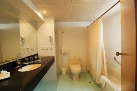 Standard Quadruple Room | Bathroom | Combined shower/tub, rainfall showerhead, free toiletries, hair dryer