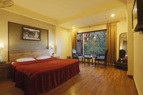 Deluxe Room, 1 Double Bed | Living room | 21-inch LCD TV with satellite channels, TV