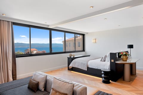 Luxury Penthouse | Premium bedding, in-room safe, desk, soundproofing