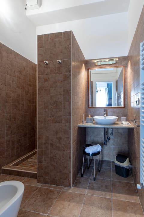 Triple Room | Bathroom | Shower, bathrobes, bidet, towels