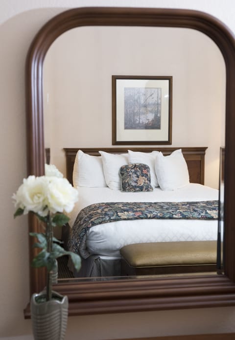 Suite, 1 Queen Bed | Premium bedding, pillowtop beds, in-room safe, desk