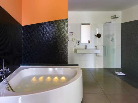 Superior Room, 1 King Bed | Bathroom | Eco-friendly toiletries, hair dryer, slippers, bidet