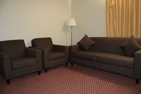 Suite, 1 King Bed, Non Smoking | Living room | 32-inch LCD TV with cable channels, TV