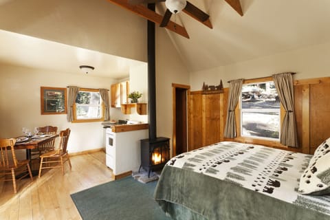 Cabin (Historic Studio Cabin) | Individually decorated, individually furnished, bed sheets
