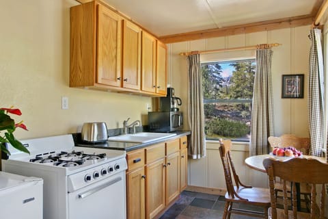 Cabin (Historic Studio Cabin) | Private kitchenette | Coffee/tea maker