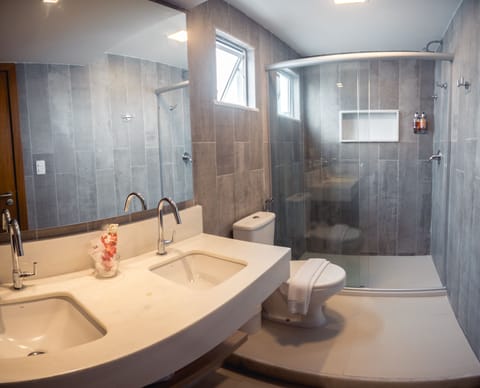 Quarto Superior Casal | Bathroom | Shower, free toiletries, towels