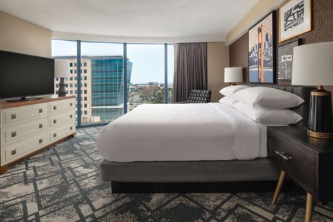 Studio Suite, 1 King Bed | Premium bedding, down comforters, pillowtop beds, in-room safe