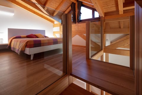 Family Room | Desk, blackout drapes, soundproofing, free cribs/infant beds