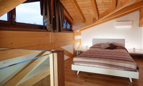 Family Room | Desk, blackout drapes, soundproofing, free cribs/infant beds