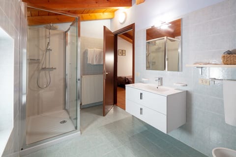 Triple Room | Bathroom | Shower, rainfall showerhead, free toiletries, hair dryer