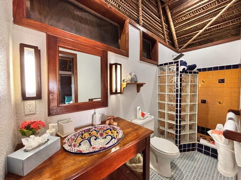 Deluxe Room, Beach View | Bathroom | Shower, rainfall showerhead, free toiletries, hair dryer