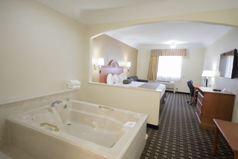 Deluxe Suite, 1 King Bed, Smoking, Hot Tub | Desk, free WiFi, bed sheets