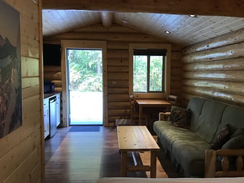Cabin, 1 Queen Bed and 1 Twin, Non Smoking | Free WiFi, bed sheets