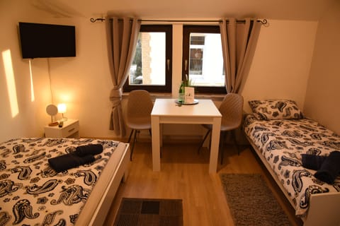 Triple Room (Grimm) | Desk, free WiFi, bed sheets