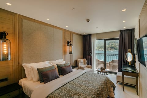 Deluxe Double Room, Balcony, Sea View | Lake view