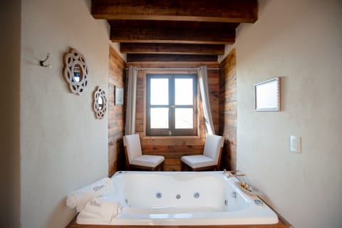 Deluxe Cabin | Minibar, in-room safe, laptop workspace, blackout drapes