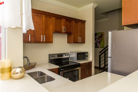 City Apartment, 2 Bedrooms | Private kitchen | Full-size fridge, microwave, oven, stovetop