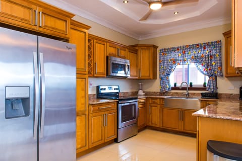 Family Apartment, Mountain View | Private kitchen | Full-size fridge, microwave, oven, stovetop