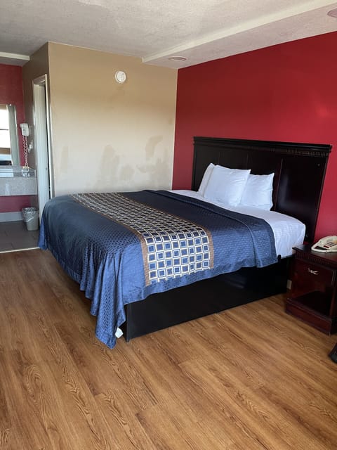 Standard Room, 1 King Bed, Non Smoking | Soundproofing, iron/ironing board, free WiFi