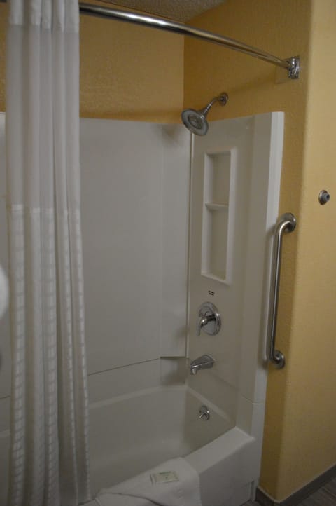 Comfort Triple Room | Bathroom | Combined shower/tub, free toiletries, hair dryer, towels