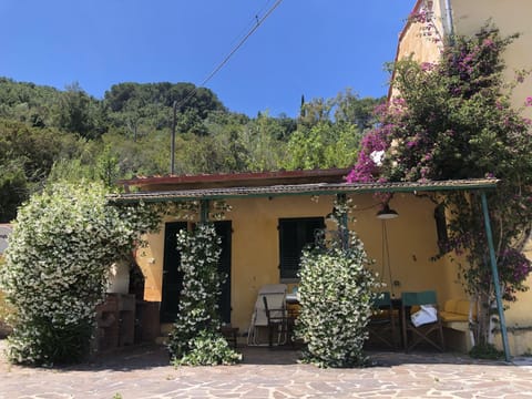 The second double room with its bathroom