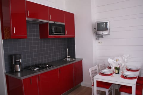 Comfort Apartment | Private kitchen | Fridge, microwave, stovetop, coffee/tea maker