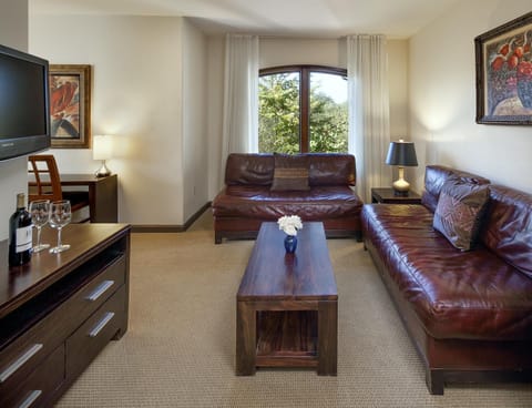 Superior Room, 1 King Bed, Jetted Tub | Living room | Flat-screen TV, fireplace