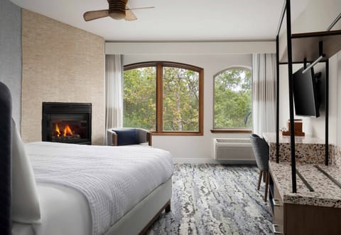 Premium bedding, iron/ironing board, free cribs/infant beds