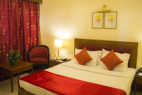 Executive Deluxe Double Room | Premium bedding, pillowtop beds, minibar, desk