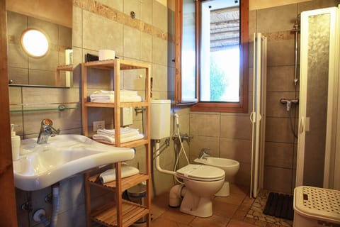 Classic Double or Twin Room, Garden View | Bathroom | Shower, free toiletries, hair dryer, bidet