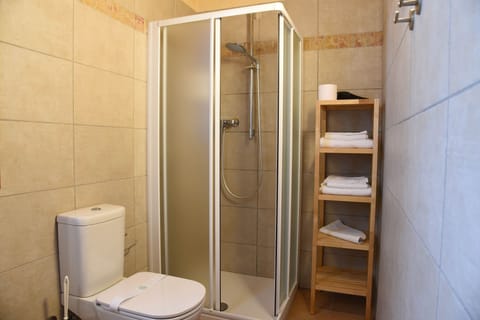 Classic Double or Twin Room, Garden View | Bathroom | Shower, free toiletries, hair dryer, bidet