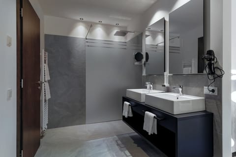 Junior Suite | Bathroom | Hair dryer, bidet, towels, soap