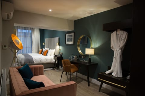 Suite, 1 King Bed, Accessible | In-room safe, desk, blackout drapes, soundproofing