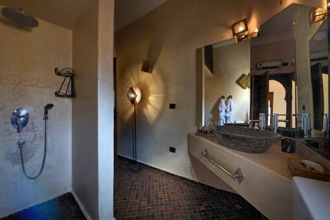 Double Room (Zagora) | Bathroom | Shower, free toiletries, hair dryer, bathrobes