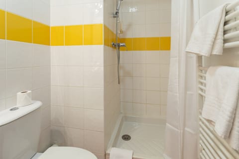 Shower, eco-friendly toiletries, towels