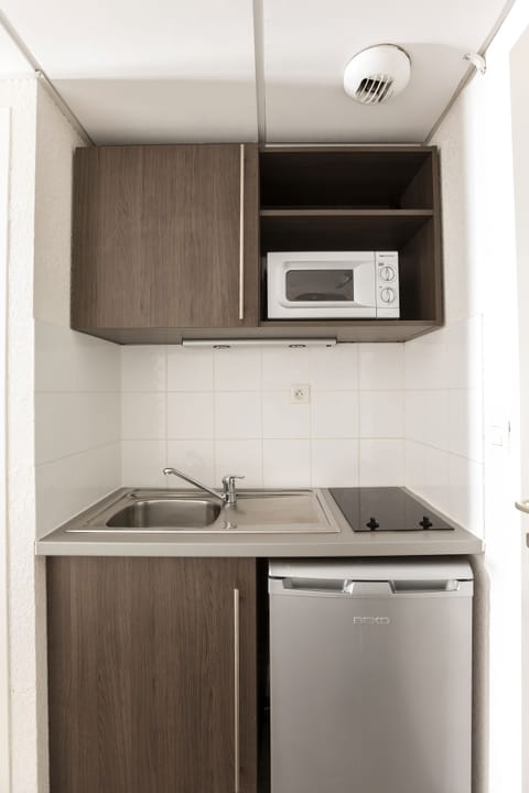 Studio, 1 Double Bed | Private kitchen | Fridge, microwave, stovetop, electric kettle