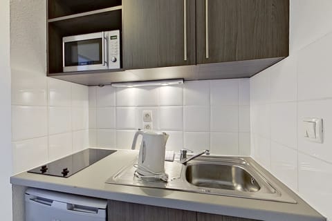 Comfort Studio, 1 Double Bed | Private kitchen | Fridge, microwave, stovetop, electric kettle