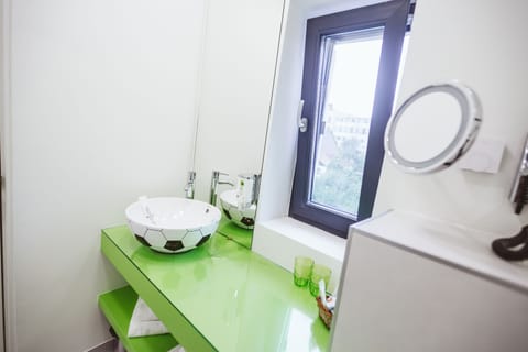 Twin Room | Bathroom | Shower, free toiletries, hair dryer, towels