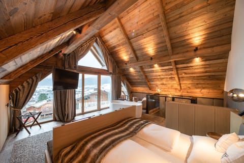 Panoramic Tree House | 1 bedroom, hypo-allergenic bedding, in-room safe, individually decorated