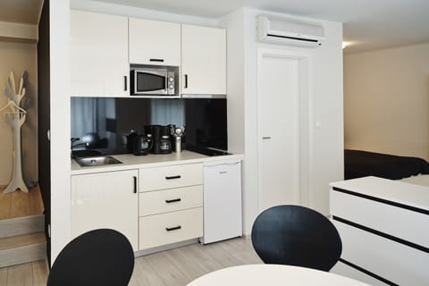 Deluxe Studio (2) | Private kitchenette | Fridge, microwave, stovetop, coffee/tea maker