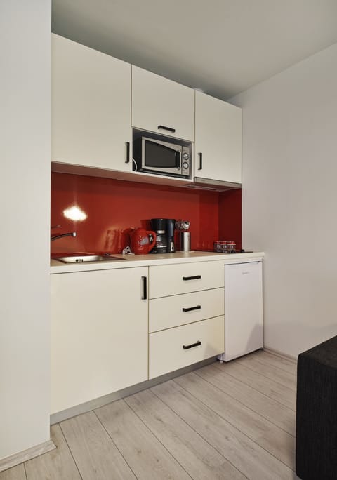 Premium Studio (3) | Private kitchenette | Fridge, microwave, stovetop, coffee/tea maker