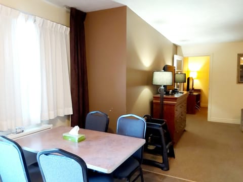 Family Double or Twin Room, Multiple Beds, Kitchenette | In-room dining