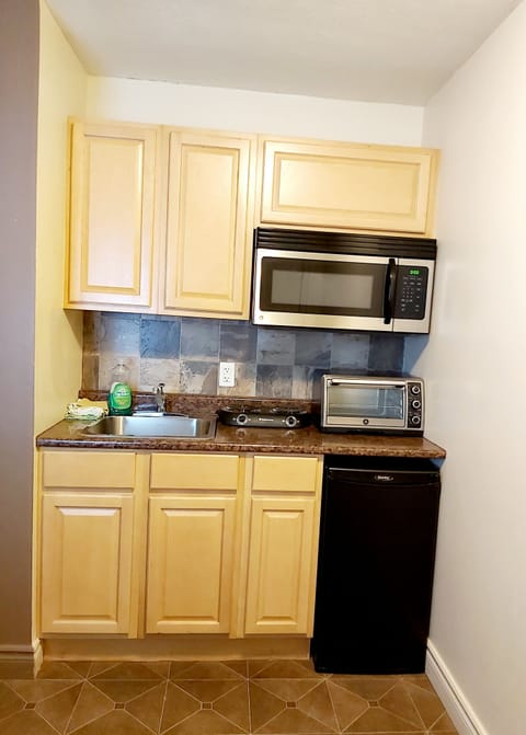 Family Double or Twin Room, Multiple Beds, Kitchenette | Private kitchenette | Mini-fridge, microwave, paper towels