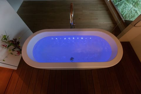 Deluxe Suite, Jetted Tub | Jetted tub